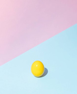 Renkli bir arka planda Paskalya altın yumurtası. Fotokopi spazmı ile yaratıcı kompozisyon. Asgari tatil fikri.