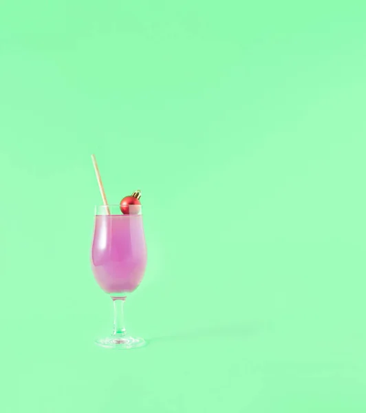 Ein Cocktail Mit Roter Weihnachtskugel Auf Grünem Hintergrund Minimale Kreative — Stockfoto