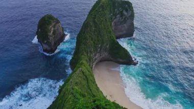 4K Okyanus sahilinde mavi dalgaların görüntüsü.. 