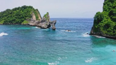 4K Okyanus sahilinde mavi dalgaların görüntüsü.. 