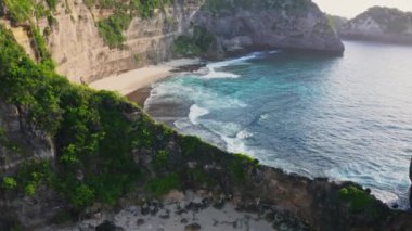 4K Okyanus sahilinde mavi dalgaların görüntüsü.. 