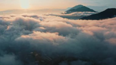 Bali 'deki Batur Dağı' nın 4k hava görüntüsü