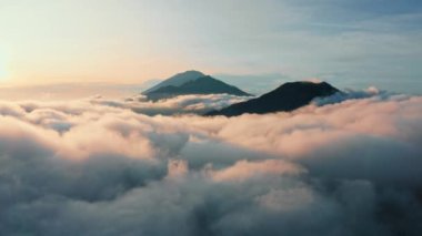 Bali 'deki Batur Dağı' nın 4k hava görüntüsü