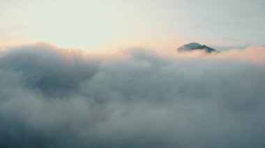 Bali 'deki Batur Dağı' nın 4k hava görüntüsü