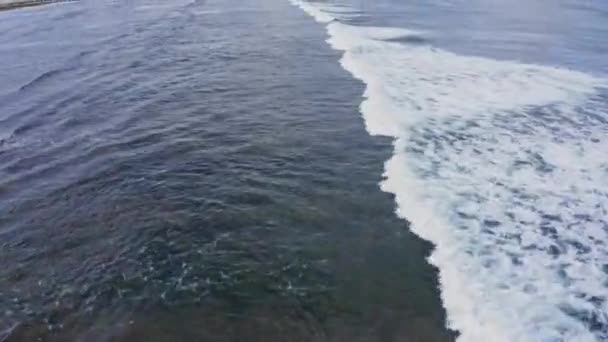 Авиационное Видео Голубых Волн Берегу Океана — стоковое видео