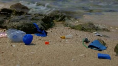 Plastik çöp ya da kumsaldaki kirli su.