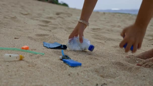 Ung Kvinna Rengöring Strand Från Plast Avfall Spara Världens Hav — Stockvideo