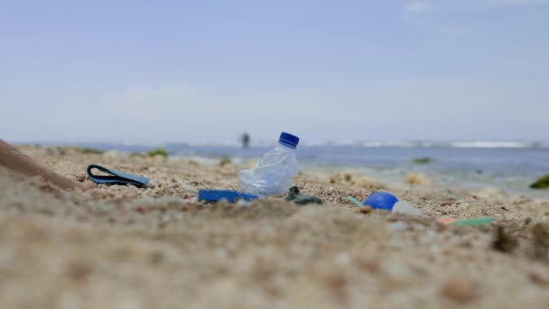 Młoda Kobieta Sprzątanie Plaży Tworzyw Sztucznych Odpadów Oszczędzania Oceanów Świata — Wideo stockowe