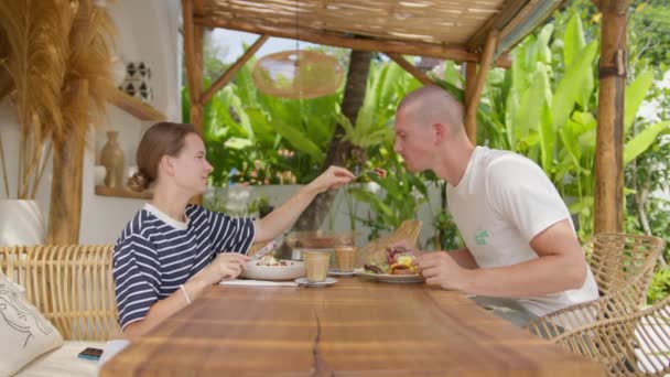 Schönes Paar Junge Und Mädchen Sitzen Café Frühstücken Und Trinken — Stockvideo