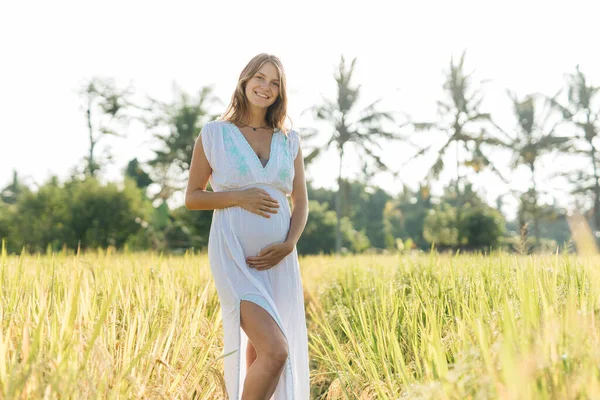 Mujer Embarazada Pie Campo Con Hierba Verde Abrazar Vientre Sol Imágenes de stock libres de derechos