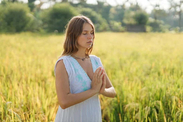 Ciężarna Kobieta Stoi Polu Zieloną Trawą Składa Ręce Modlitwie Wibracje Zdjęcia Stockowe bez tantiem