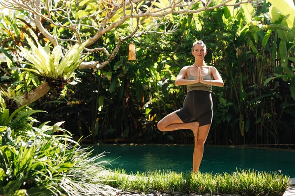 Mujer Embarazada Hacer Yoga Posa Casa Con Jardín Fondo Abrazar Imágenes de stock libres de derechos