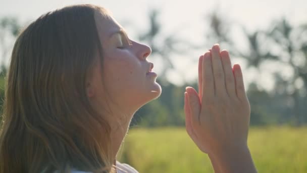 Pregnant Woman Stand Field Green Grass Fold Her Hands Pray — Stock Video