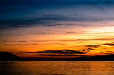    Akşam manzara denizin kenarında