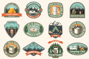 Tasarım elementleri olan yaz kampı. Vektör çizimi. Kamp ve açık hava macera amblemleri. Eski kamp çaydanlığı, çakı, kamp çadırı, kupa ve orman silueti ile tipografi tasarımı.