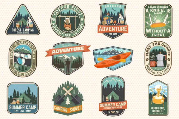 Letni obóz z elementami designu. Ilustracja wektora. Kemping i plenerowe godła przygody. Projekt typograficzny z retro camping czajnik herbaty, scyzoryk, namiot kempingowy i sylwetka lasu. — Wektor stockowy