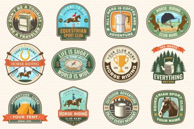 Yaz kampı ve binicilik kulübü arazileri. Vektör çizimi. Kamp ve at biniciliği kulübü renk etiketi, kamp ekipmanları ve at binicisi siluetleri olan logo..