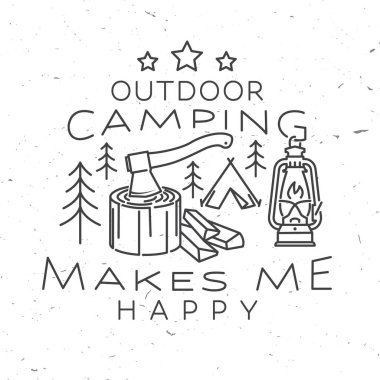 Açık hava kampı beni mutlu ediyor. Vektör. Gömlek, logo, baskı, pul ya da tişört konsepti. Fenerli ve baltalı klasik çizim tasarımı.