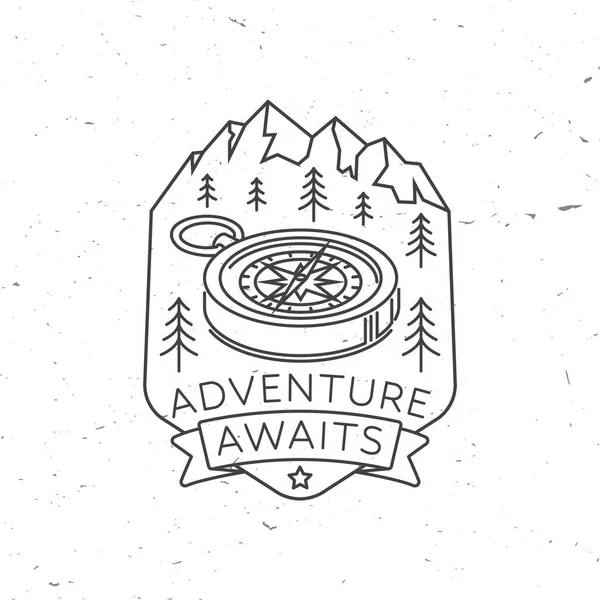 La aventura espera. Cita de camping. Ilustración vectorial Concepto para camisa o logo, estampado, estampado o camiseta. Diseño de arte de línea vintage con brújula 3d y silueta de montaña. — Vector de stock