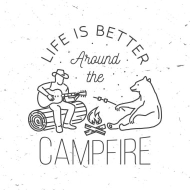 Kamp ateşi etrafında hayat daha güzel. Vektör çizimi. Gömlek, logo, baskı, pul ya da tişört konsepti. Kamp ateşiyle klasik sanat tasarımı, ayı, gitarlı adam.