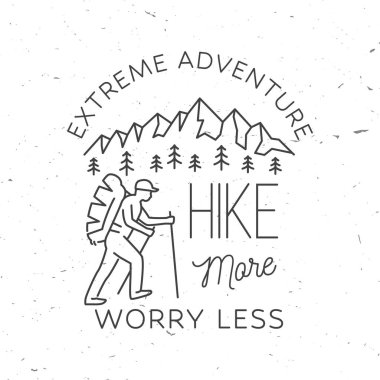 Daha çok yürü, daha az endişelen. Dağlarla ilgili sanat alıntıları. Vektör çizimi. Gömlek veya logo için kavram, yazdırma, damgalama.