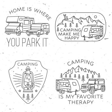 Kamp rozetleri, yamalar. Kamp benim en sevdiğim terapidir. Kamp alıntısı. Vektör çizimi. Gömlek, logo, baskı, pul ya da tişört konsepti. 3D off-road arabalı klasik çizim tasarımı