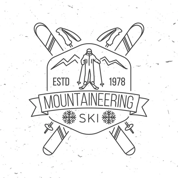 Dağcılık kayak rozeti. Vector Kayak Kulübü eski rozeti. Alp kulübü gömleği, logo, baskı, pul ya da tişört konsepti. Dağ silueti ve kayakçıyla klasik sanat tasarımı. Aile tatili, etkinlik