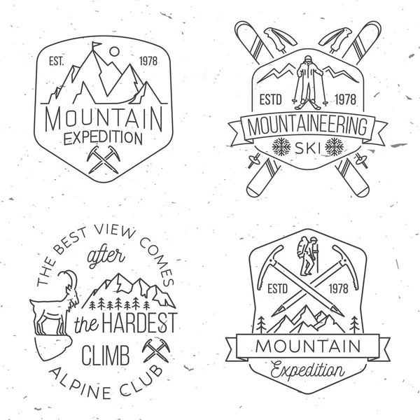 Yürüyüş seti, dağ gezisi rozeti. Vektör. Alp kulübü gömleği, logo, baskı, pul ya da tişört konsepti. Dağ silueti ve kayakçıyla klasik sanat tasarımı. Aile tatili, etkinlik veya