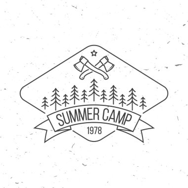 Yaz kampı. Vektör çizimi. Gömlek, baskı, pul ya da tişört konsepti. Baltalı ve orman siluetli klasik çizim tasarımı. Kamp rozeti.