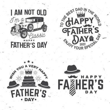 Ben yaşlı değilim. Ben klasiğim. Babalar Günün kutlu olsun, logo tasarımı. Vektör çizimi. Eski tarz Babalar Günü Tasarımları, eski model arabalı, hippi bıyıklı, hippi şapkalı, kravatlı ve taçlı..