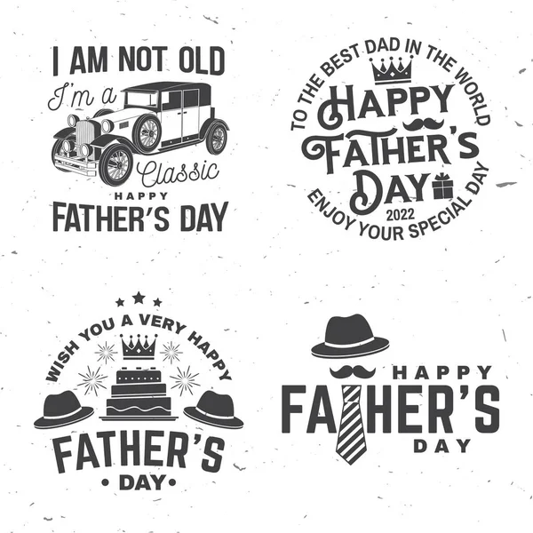 Ich bin nicht alt, ich bin klassisch. Happy Fathers Day Abzeichen, Logo-Design. Vektorillustration. Vintage-Design zum Vatertag mit Retro-Auto, Hipster-Vater-Schnurrbart, Hipster-Hut, Krawatte und Krone. — Stockvektor