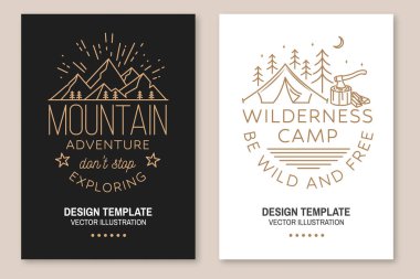 Vahşi doğa kampı. Vahşi ve özgür ol. Dağlarla ilgili sanat alıntıları. Vektör çizimi. El ilanı, broşür, afiş, çadır, balta ve orman silueti olan poster..