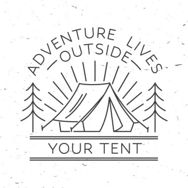Macera çadırının dışında yaşıyor. Vektör çizimi. Gömlek, logo, baskı, pul ya da tişört konsepti. Kamp çadırı ve ormanlı klasik sanat tasarımı. Kamp alıntısı