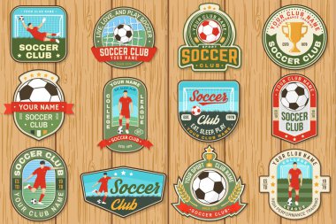 Futbol kulübü yaması dizaynı. Vektör çizimi. Spor kulübü işareti, logo, etiket, çıkartma, kaleci, kapı ve oyuncu siluetleri ile yama