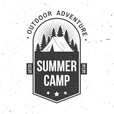 Yaz kampı. Vektör çizimi. Gömlek, logo, baskı, pul ya da tişört konsepti. Camper çadırı ve orman silüetiyle klasik tipografi tasarımı. Kamp alıntısı