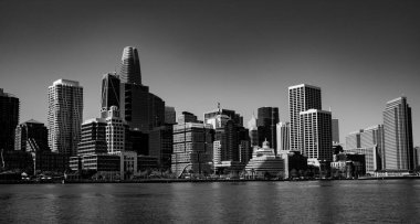 Chicago şehrinin güzel siyah beyaz gökyüzü nehirden görünüyor. 
