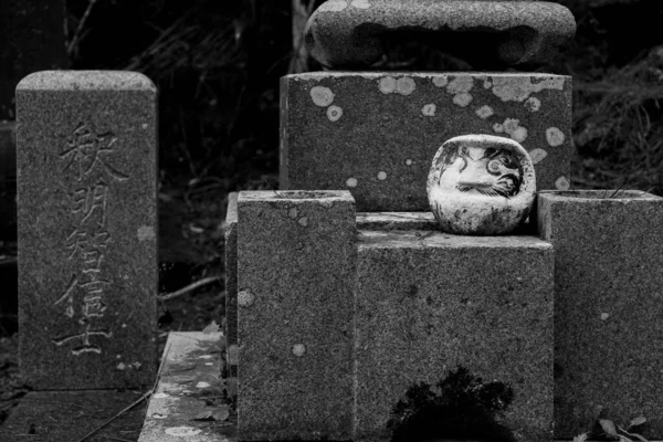 Hawaii 'deki bir Asya mezarlığının siyah beyaz manzarası. Mezarında dikdörtgen benzeri mezar taşları var.