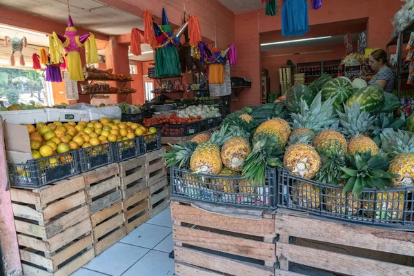 在商店里可以看到到处都挂着五颜六色的菠菜和水果 — 图库照片