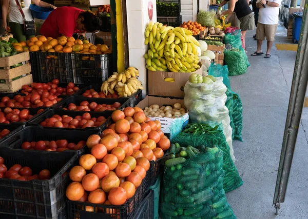 Renkli Meyve Sebzelerden Oluşan Küçük Bir Meyve Sebze Pazarının Sokak — Stok fotoğraf