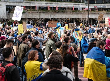 İnsanlar San Francisco 'da Rusya' nın Ukrayna 'yı işgaline karşı işaretler, pankartlar, bayraklar ve şarkılarla protesto ediyorlar.