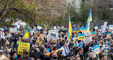İnsanlar San Francisco 'da Rusya' nın Ukrayna 'yı işgaline karşı işaretler, pankartlar, bayraklar ve şarkılarla protesto ediyorlar.