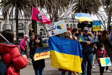 İnsanlar San Francisco 'da Rusya' nın Ukrayna 'yı işgaline karşı işaretler, pankartlar, bayraklar ve şarkılarla protesto ediyorlar.