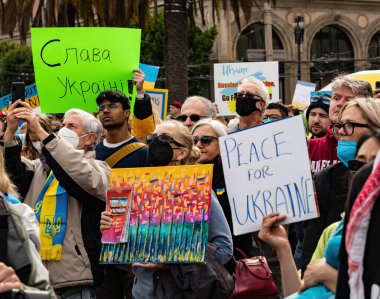 İnsanlar San Francisco 'da Rusya' nın Ukrayna 'yı işgaline karşı işaretler, pankartlar, bayraklar ve şarkılarla protesto ediyorlar.
