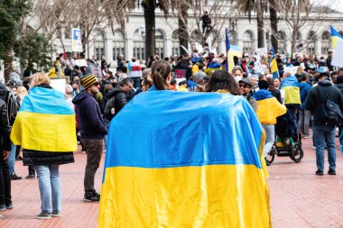 İnsanlar San Francisco 'da Rusya' nın Ukrayna 'yı işgaline karşı işaretler, pankartlar, bayraklar ve şarkılarla protesto ediyorlar.
