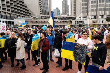İnsanlar San Francisco 'da Rusya' nın Ukrayna 'yı işgaline karşı işaretler, pankartlar, bayraklar ve şarkılarla protesto ediyorlar.