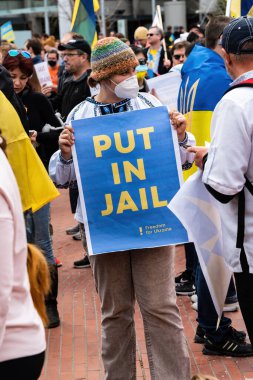 İnsanlar San Francisco 'da Rusya' nın Ukrayna 'yı işgaline karşı işaretler, pankartlar, bayraklar ve şarkılarla protesto ediyorlar.