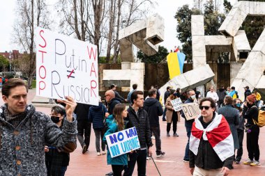 İnsanlar San Francisco 'da Rusya' nın Ukrayna 'yı işgaline karşı işaretler, pankartlar, bayraklar ve şarkılarla protesto ediyorlar.