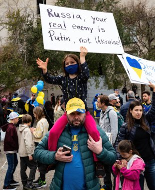 İnsanlar San Francisco 'da Rusya' nın Ukrayna 'yı işgaline karşı işaretler, pankartlar, bayraklar ve şarkılarla protesto ediyorlar.