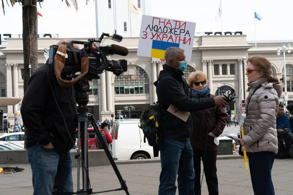 샌프란시스코에서는 러시아의 우크라이나 침공에 반대하는 표지판 노래로 항의하는 사람들이 — 스톡 사진