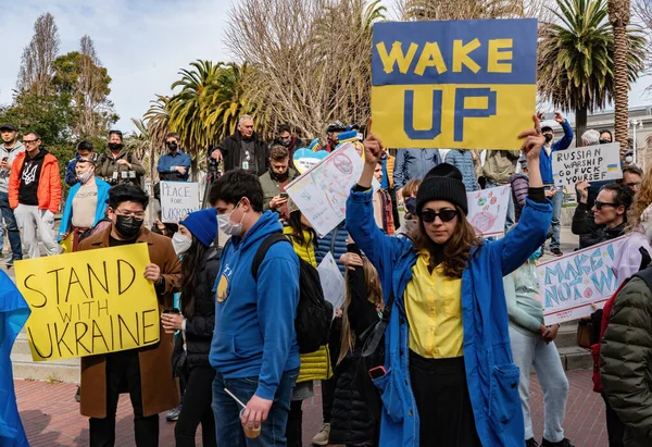 İnsanlar San Francisco 'da Rusya' nın Ukrayna 'yı işgaline karşı işaretler, pankartlar, bayraklar ve şarkılarla protesto ediyorlar.